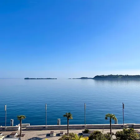 D1mora Riva Serena - On The Gardone Promenade Apartment *